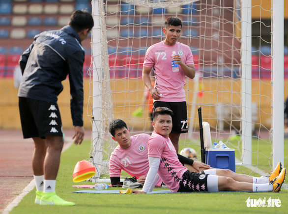 Ngoài Quang Hải, Hà Nội FC còn 3 cầu thủ khác chấn thương, trong đó có trung vệ Đình Trọng và tiền đạo Rimario Gordon - Ảnh: HỮU TẤN Ngoài Quang Hải, Hà Nội FC còn 3 cầu thủ khác chấn thương, trong đó có trung vệ Đình Trọng và tiền đạo Rimario Gordon - Ảnh: HỮU TẤN