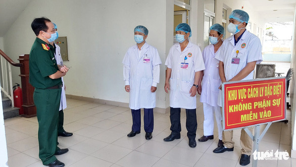 Lãnh đạo Quân khu 5 kiểm tra cơ sở vật chất các bệnh viện dã chiến thuộc quân khu - Ảnh: QUANG HÙNG  Lãnh đạo Quân khu 5 kiểm tra cơ sở vật chất các bệnh viện dã chiến thuộc quân khu - Ảnh: QUANG HÙNG