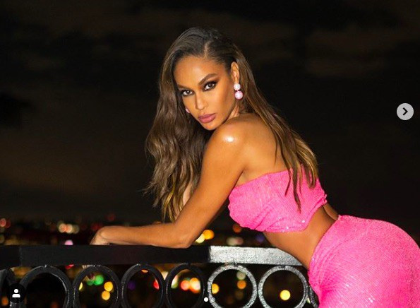 Trên Instagram có 3,3 triệu người theo dõi, mỹ nhân của làng mốt tung loạt ảnh mặc áo quây và chân váy tông hồng cánh sen, phô vóc dáng 