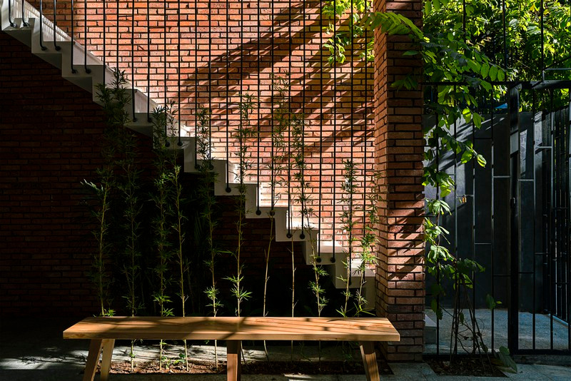 Cầu thang được xây lệch ra bên ngoài để không chiếm diện tích.