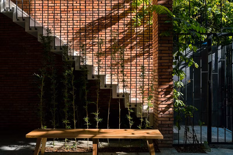 Cầu thang được xây lệch ra bên ngoài để không chiếm diện tích.