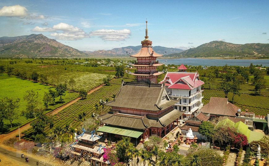Vẻ đẹp Chùa Bửu Minh từ trên cao. (Ảnh: Thành Đạt/TTXVN)