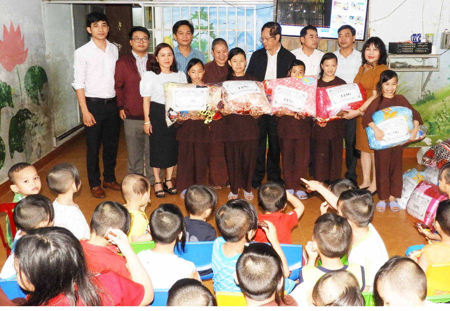 Lãnh đạo các đơn vị trao quà cho các cháu. Ảnh: Thanh Nhật Lãnh đạo các đơn vị trao quà cho các cháu. Ảnh: Thanh Nhật