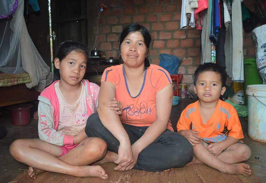 Mẹ con chị Thanh đang tá túc trong căn nhà hoang. Ảnh: Đ.Y  Mẹ con chị Thanh đang tá túc trong căn nhà hoang. Ảnh: Đ.Y