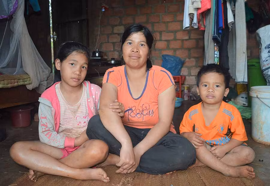  Mẹ con chị Thanh đang tá túc trong căn nhà hoang. Ảnh: Đ.Y