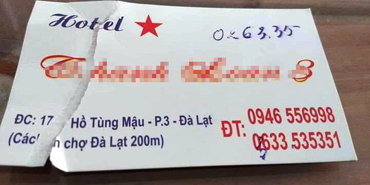 Tài khoản facebook đăng kèm hình ảnh card visit không nguyên vẹn để câu like.