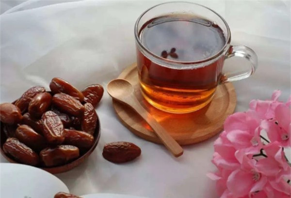 Quả chà là khô có thể ăn trực tiếp hoặc thêm vào trà uống cũng vô cùng hấp dẫn. Ảnh: Internet.