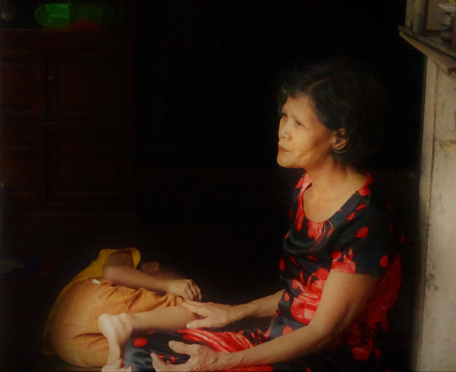 Bà Trần Thị Tuyết dẫu vui mừng khi được giao đất, bồi thường hỗ trợ di dời tái định cư, nhưng vẫn canh cánh nỗi lo kế sinh nhai