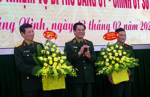 Trung tướng Nguyễn Quang Cường chúc mừng Đại tá Nguyễn Đình Khiêm và Đại tá Đoàn Hoài Nam.