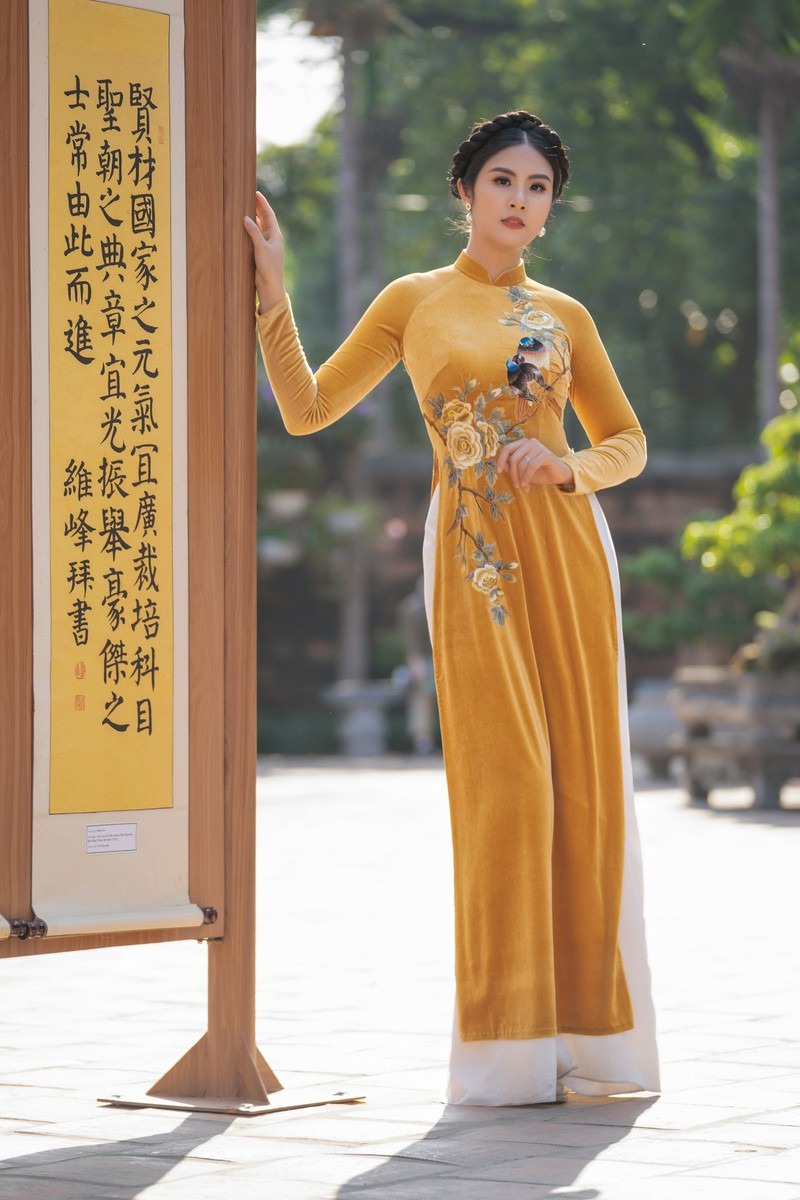 Chia sẻ về cảm hứng thiết kế, Ngọc Hân cho biết: “Những ngày đầu năm nay, thời tiết Hà Nội rất lạnh. Vì thế, tôi đã nghĩ đến việc tạo nên những chiếc áo dài vừa giúp chị em giữ ấm vừa duyên dáng, nữ tính. Các thợ thủ công đã tỉ mỉ thêu tay từng hoạ tiết trên nền vải nhung để tô điểm thêm cho những tà áo thêm điệu đà, nổi bật. Ngoài ra, tôi còn sử dụng kỹ thuật đính kết cầu kỳ để một số thiết kế thêm ấn tượng”. 