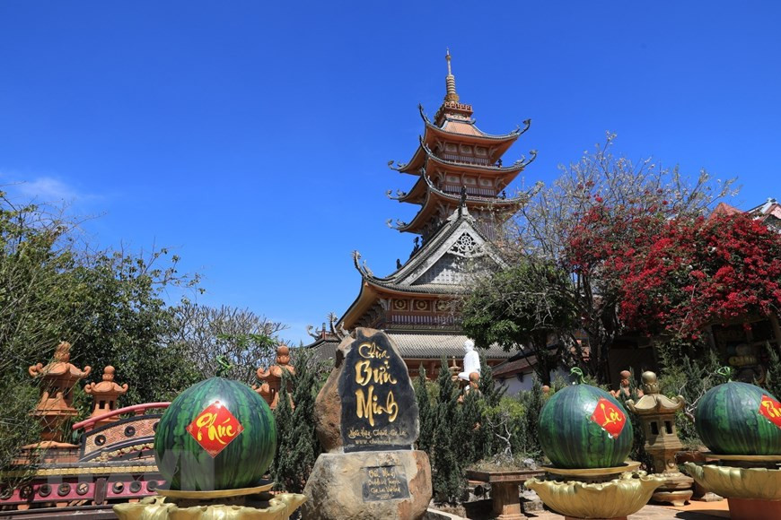 Nét riêng của chùa Bửu Minh là chỉ có một đòn dông duy nhất, với một mái trước và một mái sau dốc đến 45 độ, tạo dáng cao vút và thanh thoát như mái nhà rông Tây Nguyên. (Ảnh: Thành Đạt/TTXVN)