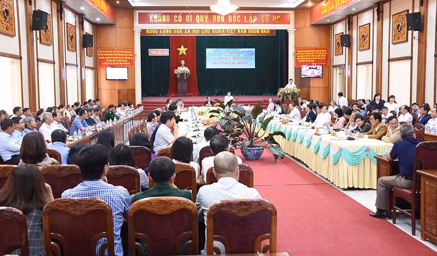 Quang cảnh buổi gặp mặt trí thức, văn nghệ sĩ và phóng viên báo chí trên địa bàn tỉnh Gia Lai nhân dịp đầu Xuân Kỷ Hợi 2019. Ảnh: Minh Triều