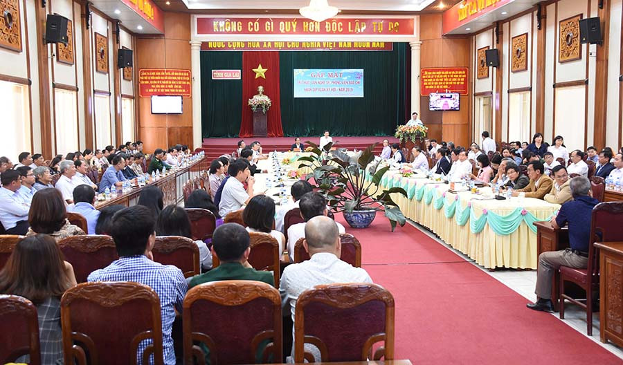 Quang cảnh buổi gặp mặt trí thức, văn nghệ sĩ và phóng viên báo chí trên địa bàn tỉnh Gia Lai nhân dịp đầu Xuân Kỷ Hợi 2019. Ảnh: Minh Triều