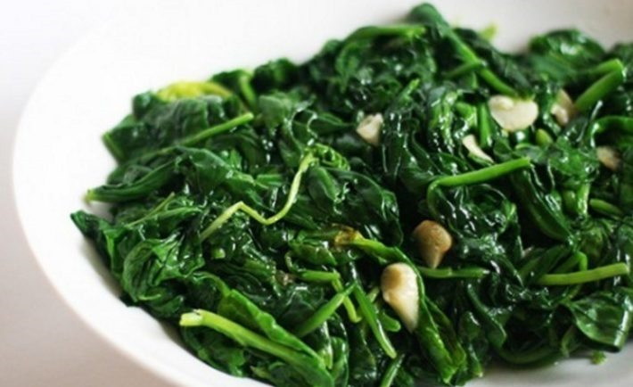 Nên tăng cường ăn cải bó xôi để bồi bổ cơ thể.