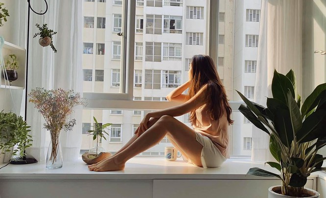  Á hậu Hoàng My thưởng thức buổi sáng bình yên bên khung cửa. Cô hiện vẫn đang ở Việt Nam sau kỳ nghỉ Tết.