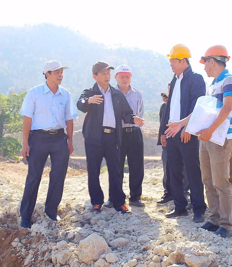  Bí thư Tỉnh ủy Dương Văn Trang (thứ 2 từ trái sang) cùng đoàn công tác kiểm tra tiến độ triển khai dự án hồ chứa nước Ia Rtô (thị xã Ayun Pa). Ảnh: H.T