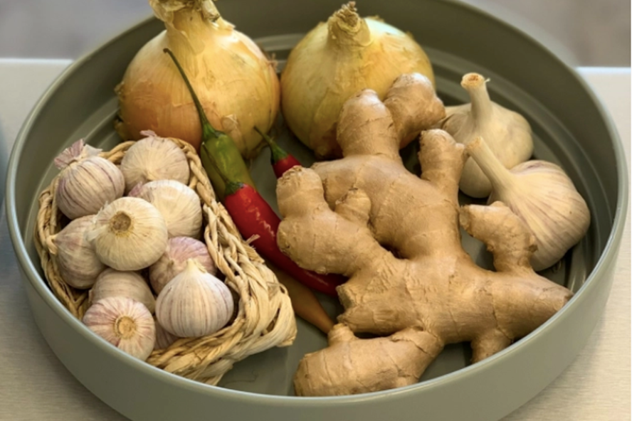 Tỏi, củ gừng, tinh nghệ tươi, … là những gia vị được mọi người truyền nhau để phòng chống dịch cúm Corona ở Vũ Hán, Trung Quốc.