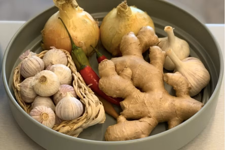 Tỏi, củ gừng, tinh nghệ tươi, … là những gia vị được mọi người truyền nhau để phòng chống dịch cúm Corona ở Vũ Hán, Trung Quốc.