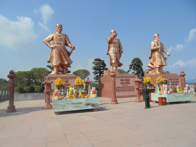 Cụm tượng đài 3 danh tướng ở Khu di tích chiến thắng Bạch Đằng Cụm tượng đài 3 danh tướng ở Khu di tích chiến thắng Bạch Đằng