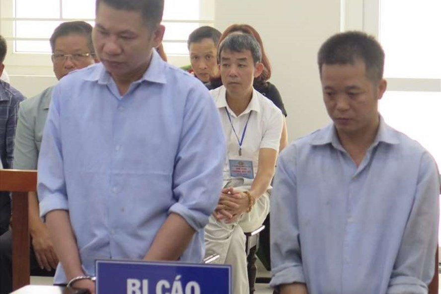  Hai bị cáo Ngoạn và Bình (từ trái qua) tại phiên tòa sơ thẩm.