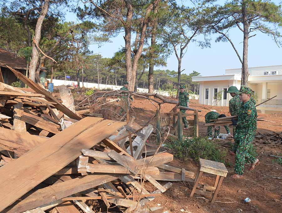 Tuổi trẻ Liên chi đoàn Khối Cơ quan tham gia dọn vệ sinh khuôn viên Bộ Chỉ huy. Ảnh: Anh Huy