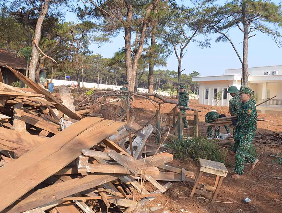 Tuổi trẻ Liên chi đoàn Khối Cơ quan tham gia dọn vệ sinh khuôn viên Bộ Chỉ huy. Ảnh: Anh Huy