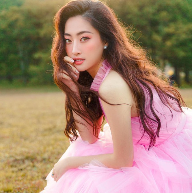 Hoa hậu Lương Thuỳ Linh đẹp tựa nàng công chúa trong bộ váy bồng bềnh màu hồng. Hoa hậu Lương Thuỳ Linh đẹp tựa nàng công chúa trong bộ váy bồng bềnh màu hồng.