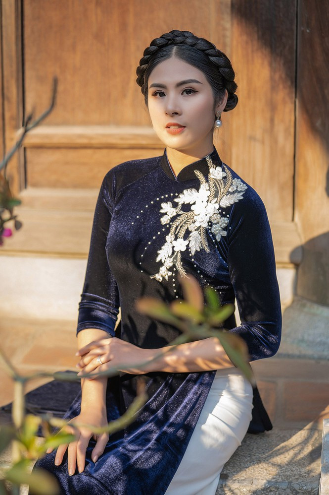 Chồng chưa cưới của Hoa hậu Việt Nam 2010 kém cô một tuổi, làm việc tại Bộ Ngoại giao và từng có nhiều năm sinh sống ở nước ngoài trước khi trở lại làm việc ở Việt Nam. Chồng chưa cưới của Hoa hậu Việt Nam 2010 kém cô một tuổi, làm việc tại Bộ Ngoại giao và từng có nhiều năm sinh sống ở nước ngoài trước khi trở lại làm việc ở Việt Nam.