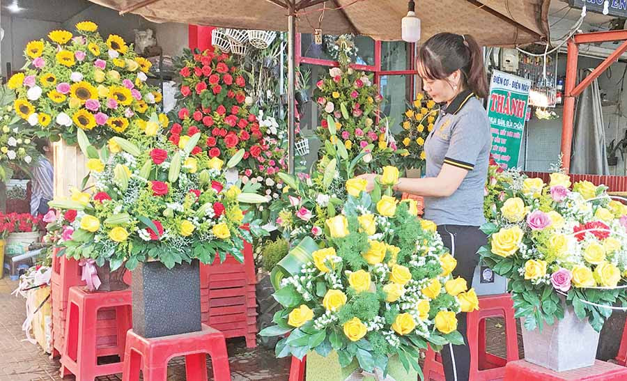  Nhiều điểm bán hoa tươi đang rơi vào cảnh đìu hiu, không người ghé mua. Ảnh: V.T