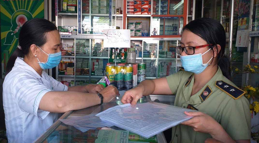 Nhiều cơ sở kinh doanh đã ký cam kết bán đúng giá niêm yết. Ảnh: Anh Huy 