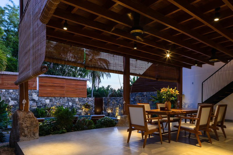 Trần căn biệt thự được gia cố bằng gỗ để tăng khả năng chịu lực.