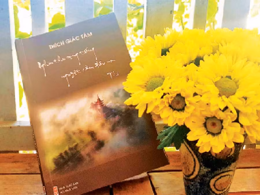  Bìa tập thơ “Nghìn thu rụng tiếng nguyệt cầm đầu non” của Thượng tọa Thích Giác Tâm. Ảnh: T.T