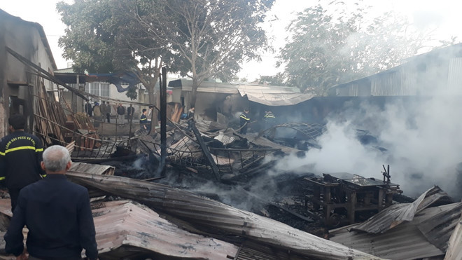 Hiện trường vụ cháy xưởng gỗ - Ảnh: C.T.V  Hiện trường vụ cháy xưởng gỗ - Ảnh: C.T.V