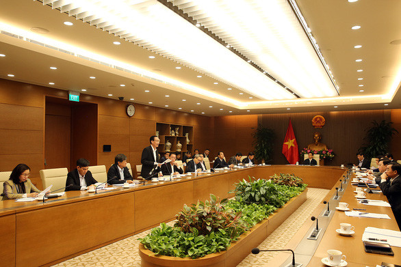 Các bộ ngành liên quan bàn việc đi học trở lại - Ảnh: CP