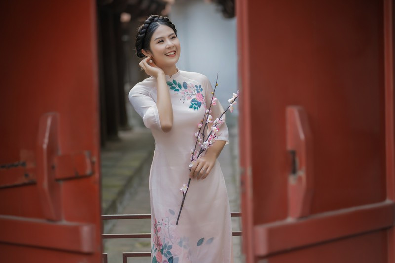  Chồng chưa cưới của Hoa hậu Việt Nam 2010 kém cô một tuổi, làm việc tại Bộ Ngoại giao và từng có nhiều năm sinh sống ở nước ngoài trước khi trở lại làm việc ở Việt Nam.