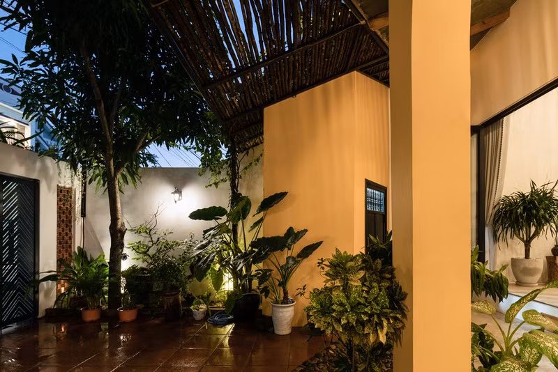 Gam màu vàng kết hợp với ánh đèn và không gian nội thất khiến chúng ta cảm nhận được sự ấm áp, tình cảm và dịu dàng của người Hội An.