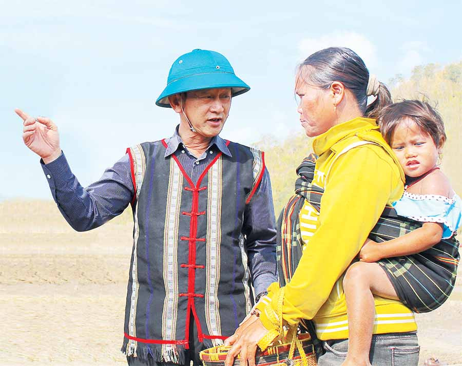 Bí thư Tỉnh ủy Dương Văn Trang hỏi thăm tình hình đời sống, sản xuất của người dân làng Vơng Chép. Ảnh: Hồng Thi