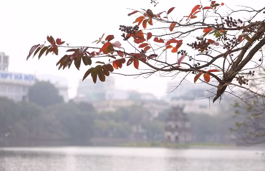 Hồ Gươm khúc giao mùa. (Ảnh: Anh Tuấn/TTXVN)