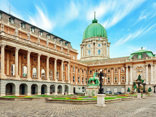 Cung điện hoàng gia Hungary được xây từ thế kỷ 13 và trải qua khá nhiều đợt trùng tu. Các địa điểm hấp dẫn nhất ở cung điện này là bảo tàng, phòng trưng bày quốc gia, và thư viện quốc gia. Ảnh: Shutterstock. Cung điện hoàng gia Hungary được xây từ thế kỷ 13 và trải qua khá nhiều đợt trùng tu. Các địa điểm hấp dẫn nhất ở cung điện này là bảo tàng, phòng trưng bày quốc gia, và thư viện quốc gia. Ảnh: Shutterstock.
