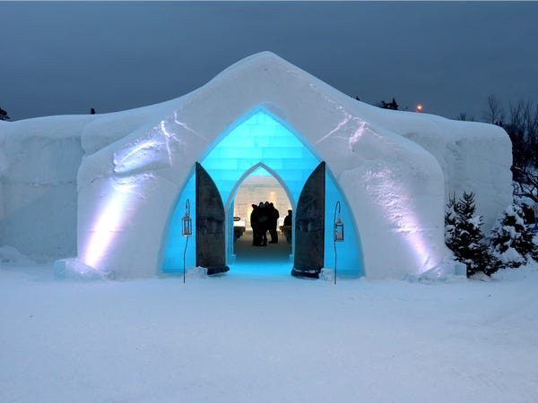 Khách sạn mở cửa cho công chúng vào ban ngày và có khoảng 100.000 lượt khách mỗi mùa. Khách sạn mở cửa cho công chúng vào ban ngày và có khoảng 100.000 lượt khách mỗi mùa.