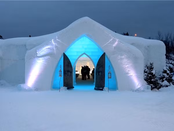 Khách sạn mở cửa cho công chúng vào ban ngày và có khoảng 100.000 lượt khách mỗi mùa.