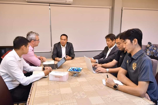 Ông Somyot (giữa) tái đắc cử chủ tịch FAT dù bóng đá Thái Lan sa sút trong nhiệm kỳ đầu - FAT