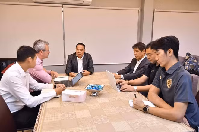 Ông Somyot (giữa) tái đắc cử chủ tịch FAT dù bóng đá Thái Lan sa sút trong nhiệm kỳ đầu - FAT