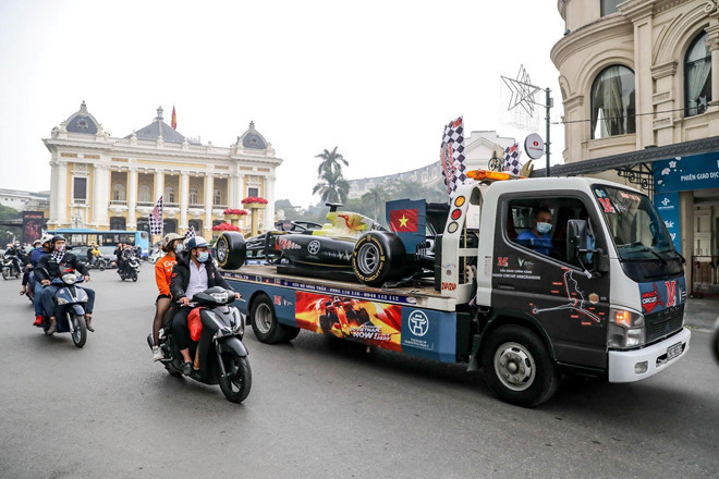 Mô hình chiếc xe đua F1 vừa được trình diễn trên các đường phố Hà Nội mới đây - Đăng Huy