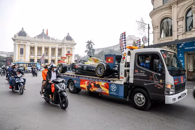 Mô hình chiếc xe đua F1 vừa được trình diễn trên các đường phố Hà Nội mới đây - Đăng Huy