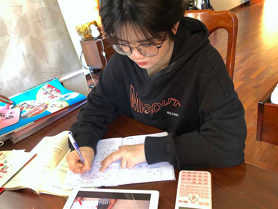  Học sinh tự ôn luyện kiến thức tại nhà trong thời gian nghỉ học để phòng chống dịch bệnh Covid-19. Ảnh: Mộc Trà