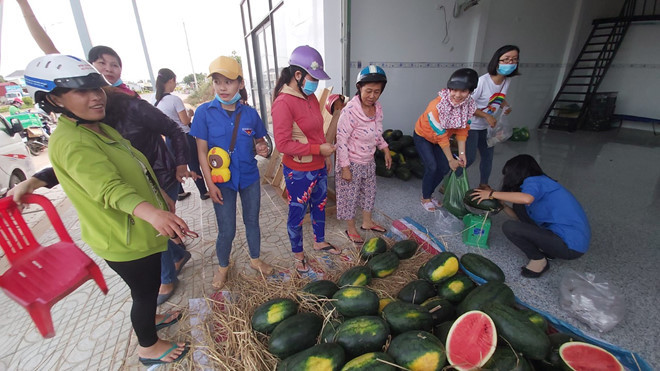 Người dân ồ ạt đến mua dưa - ẢNH: HOÀNG TRUNG