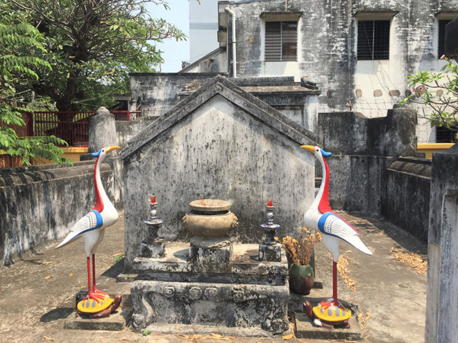 Phần mộ hai cô hầu ở Q.Bình Thạnh (TP.HCM) Phần mộ hai cô hầu ở Q.Bình Thạnh (TP.HCM)