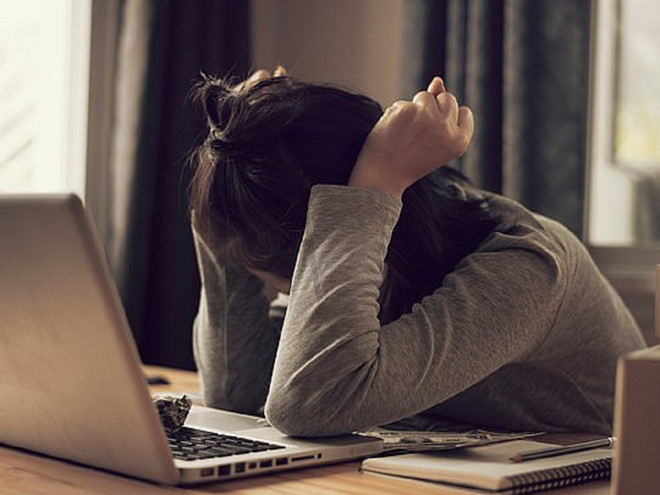 Áp lực công việc quá mức sẽ gây tổn hại đến sức khỏe tâm thần - Ảnh minh họa: Shutterstock