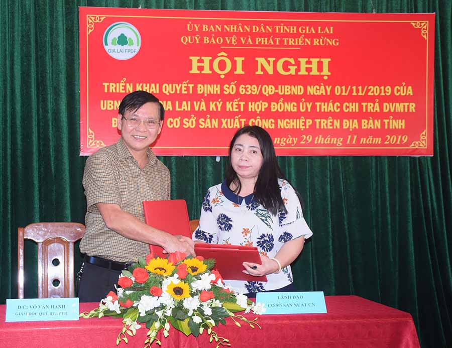  Quỹ Bảo vệ và Phát triển rừng tỉnh ký hợp đồng ủy thác chi trả DVMTR với các cơ sở sản xuất công nghiệp trên địa bàn tỉnh. Ảnh: M.N